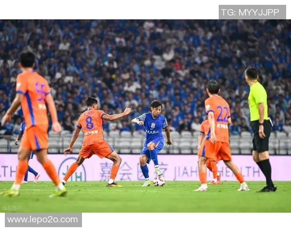 中超焦点战鲁能迎战申花比赛延时引发球迷热议与期待